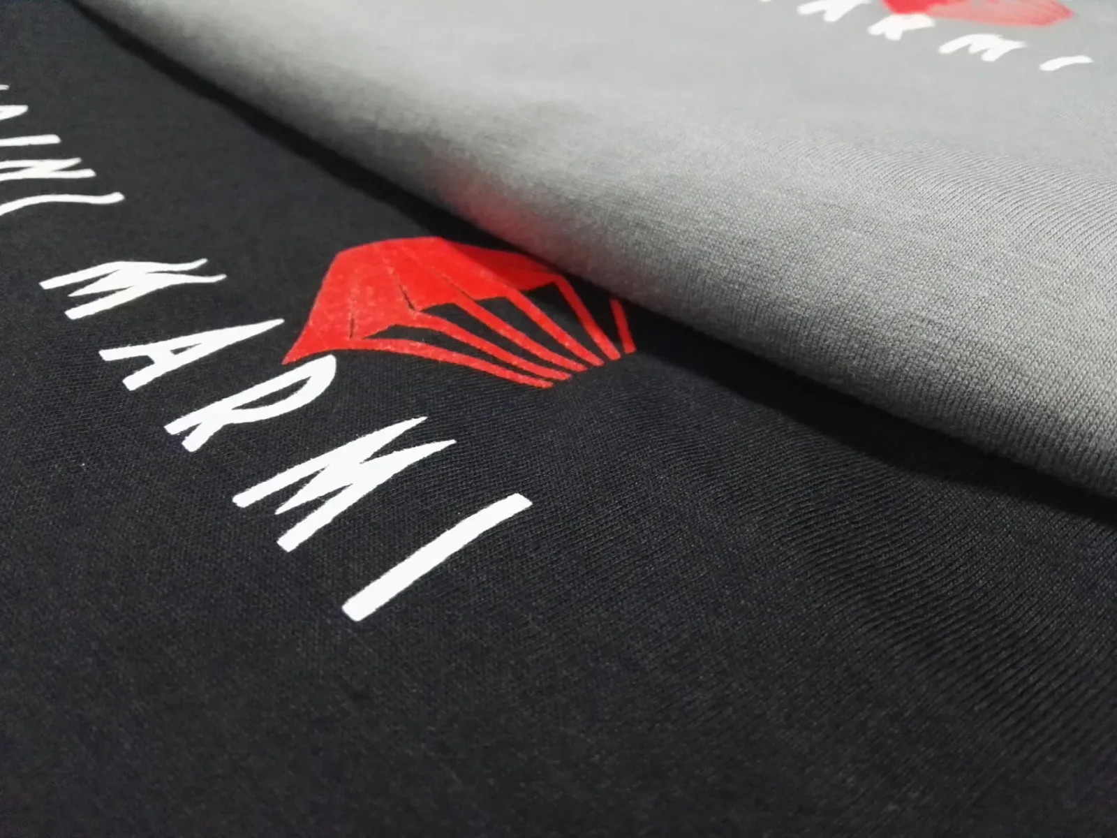T-shirt nere e grigie con stampa di logo rosso e bianco