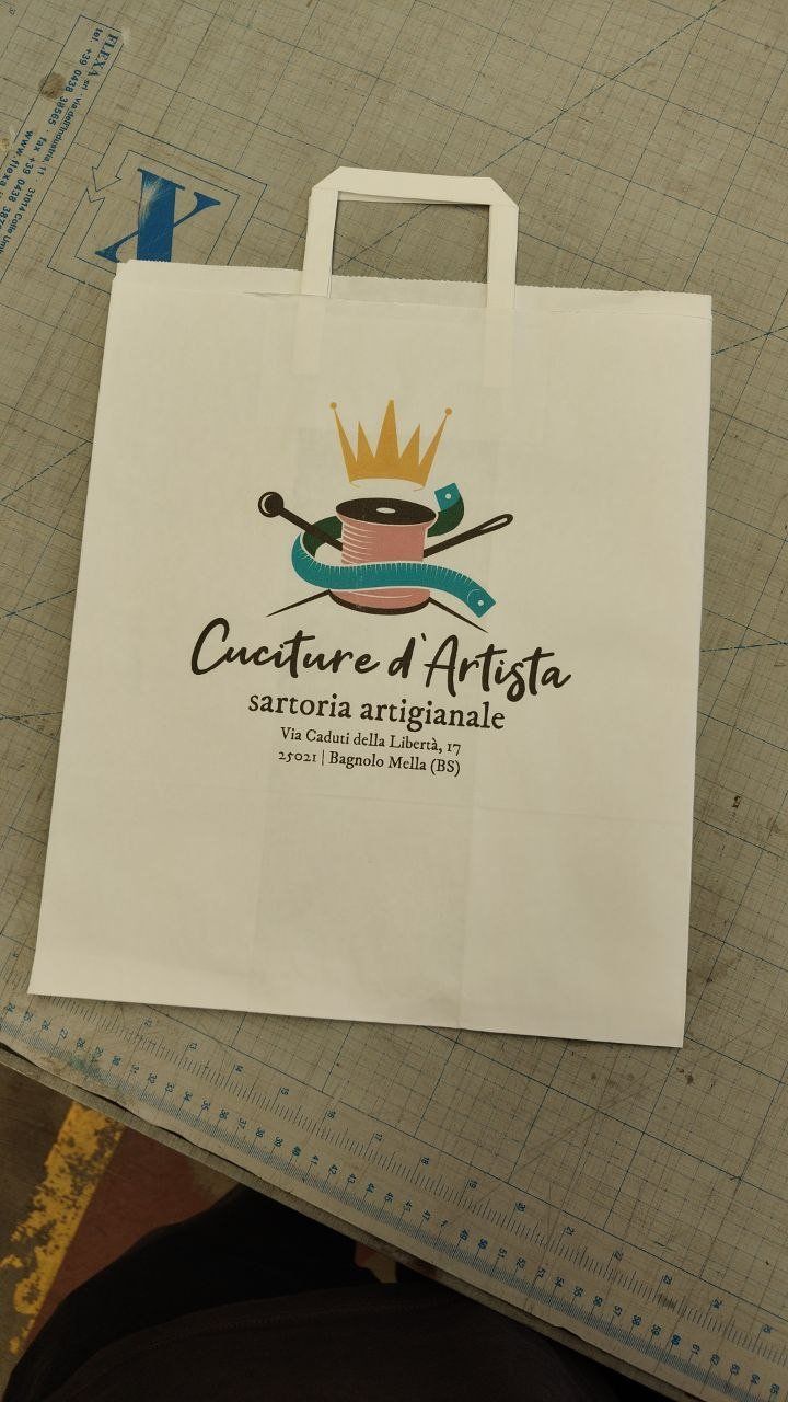 Shopper in carta bianca con logo stampato Cuciture d’Artista