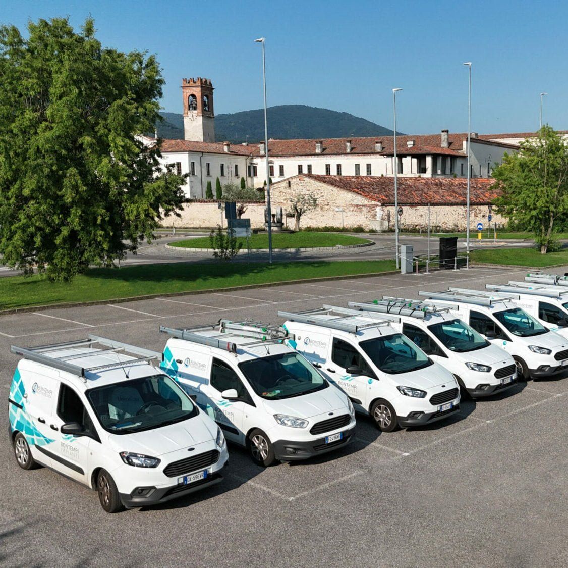 Flotta di furgoni bianchi con livrea Bontempi Impianti vista dall’alto
