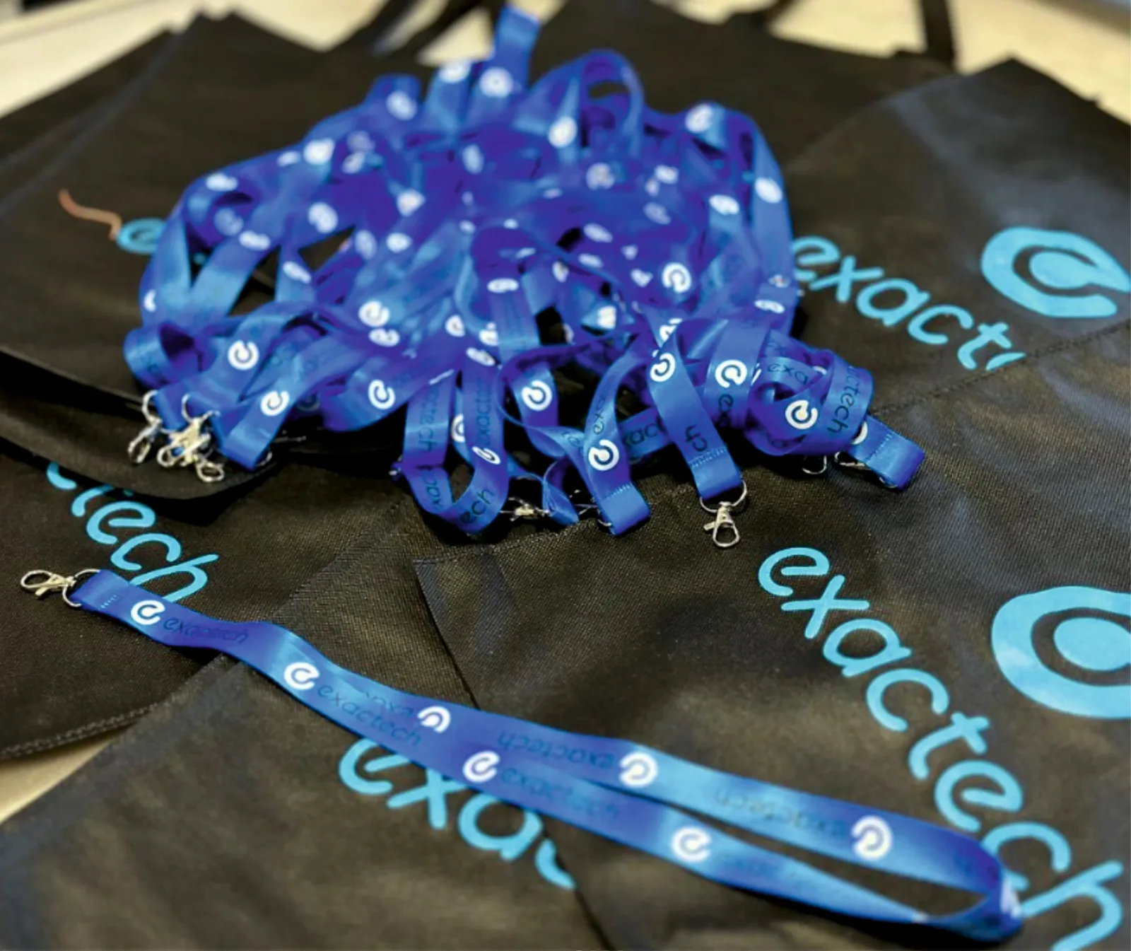 Lanyard blu e shopper neri personalizzati con logo exactech
