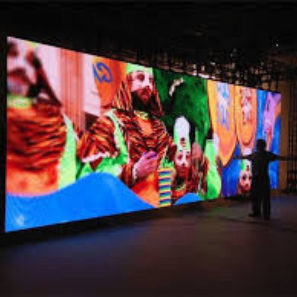 Ledwall modulare acceso con contenuto pubblicitario dinamico