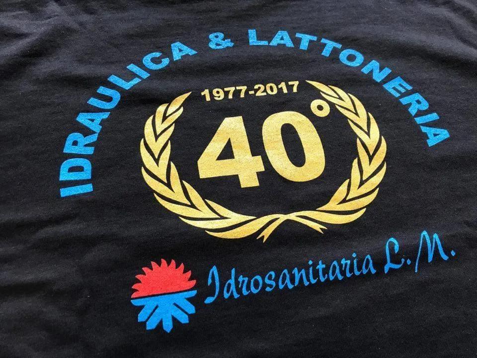 Maglietta nera con stampa "Idraulica & Lattoneria 40° Idrosanitaria L.M."