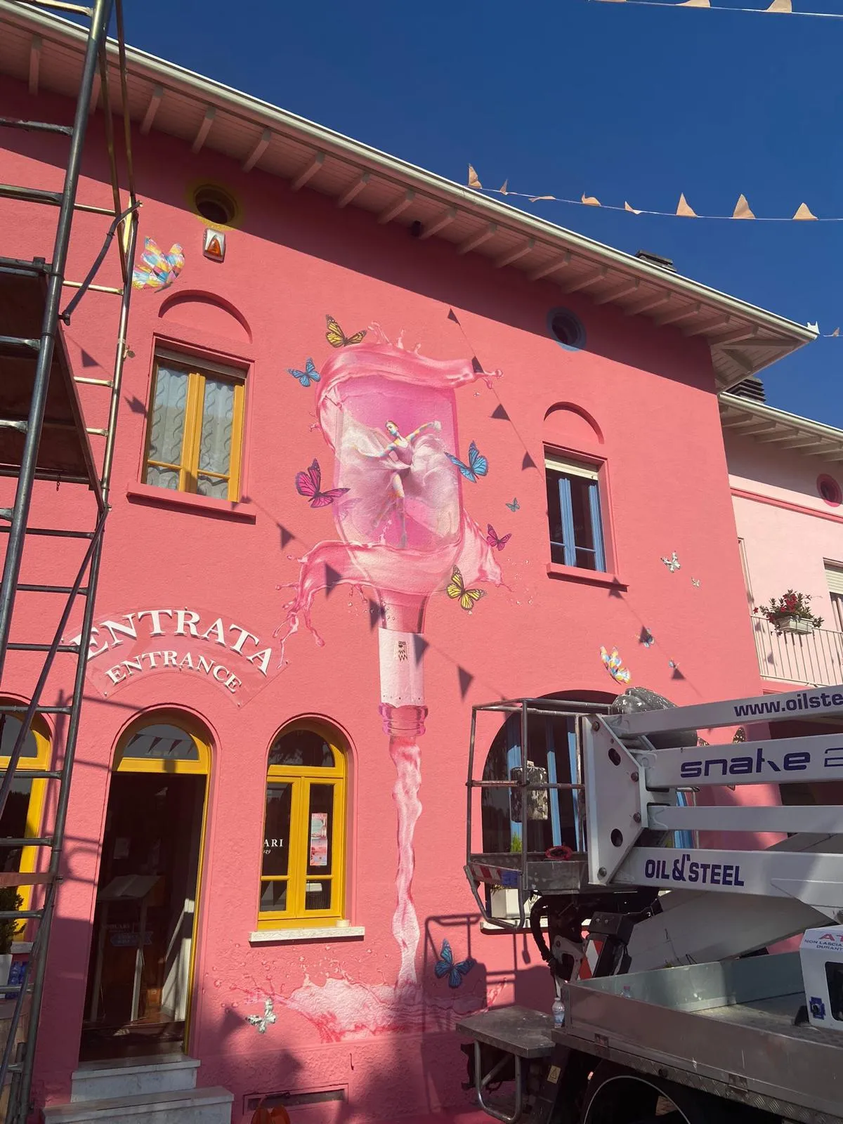 Grande decorazione murale colorata applicata sulla facciata di un edificio