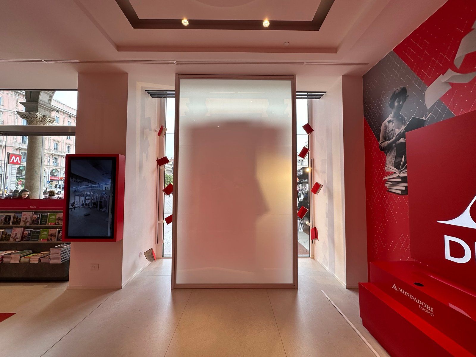 Parete vetrata con smart film opaco nello store Mondadori Duomo a Milano