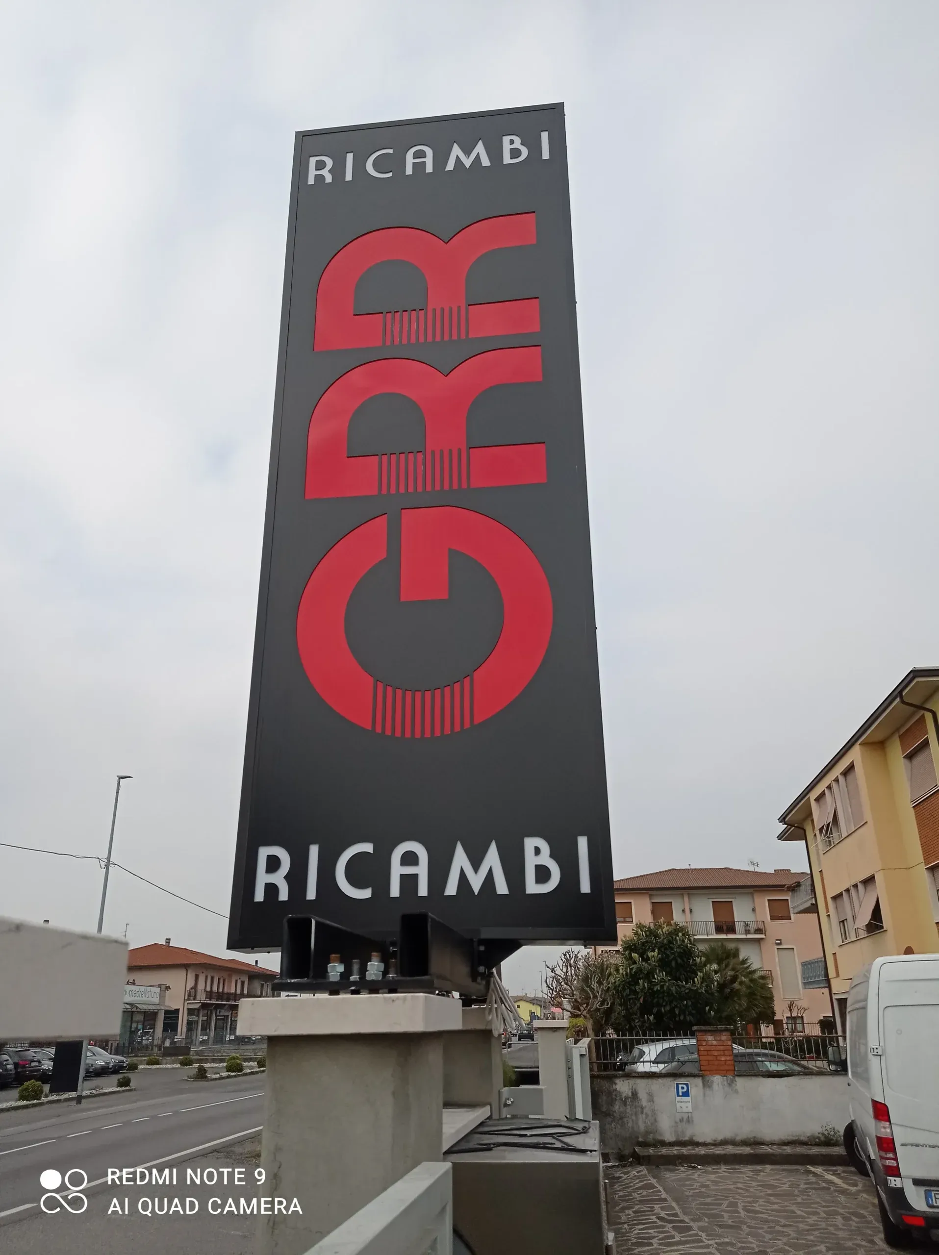 Insegna a totem luminosa con logo GRR Ricambi lungo una strada