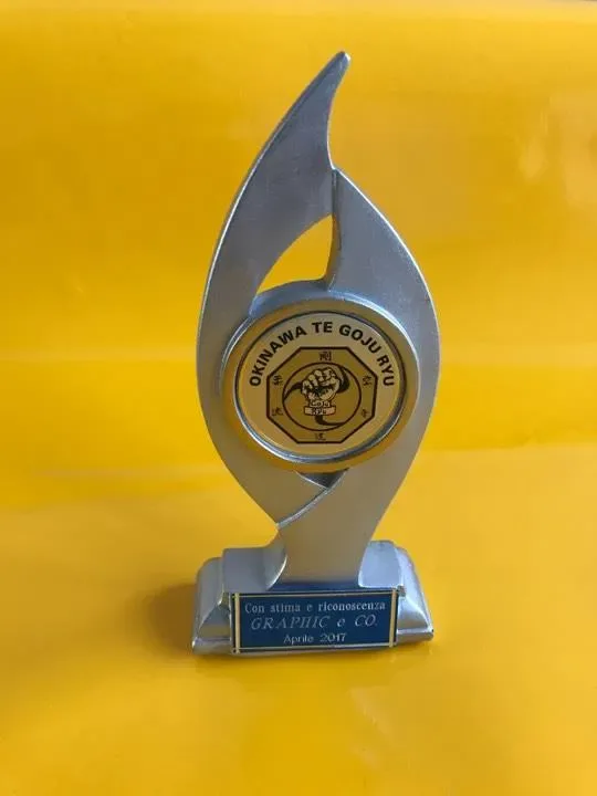 Trofeo argentato con medaglione e targhetta di premiazione