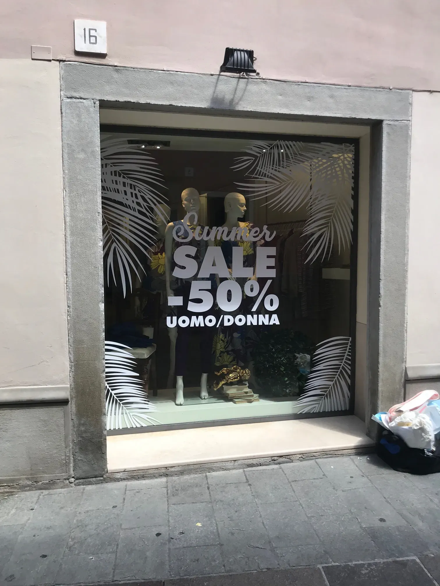 Vetrina di negozio con vetrofania stagionale “Summer Sale -50%”
