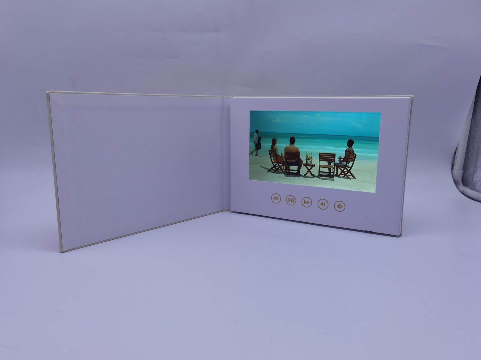 Video-brochure aperta con schermo LCD che riproduce un video