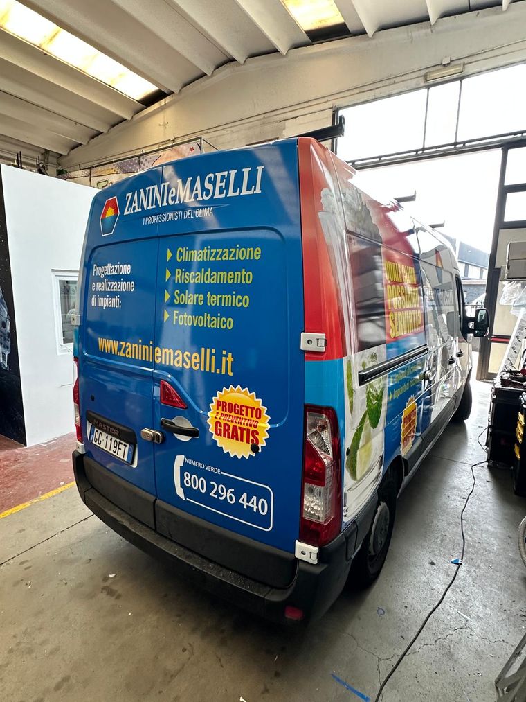 Furgone Renault Master con livrea integrale blu, elenco dei servizi e numero verde sul portellone